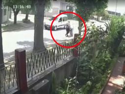 Brutal accidente en Solano: un auto chocó con un colectivo y atropelló a una mujer