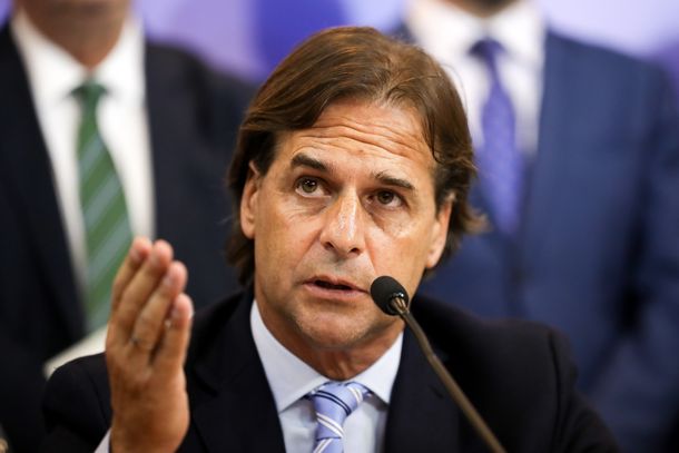 Lacalle Pou apoya públicamente al senador Gustavo Penadés