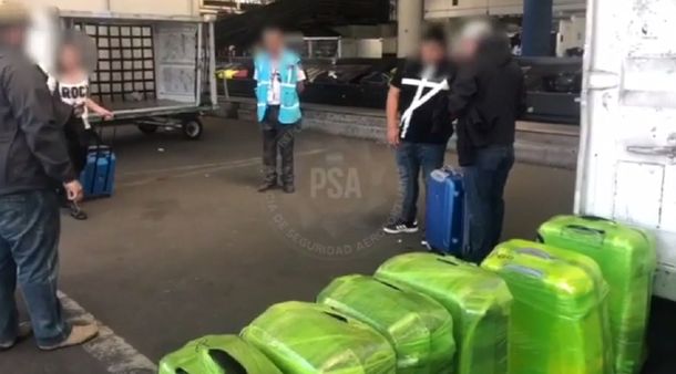VIDEO: así interceptaron las narcovalijas en el Aeropuerto en Ezeiza