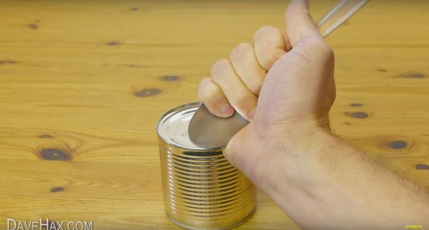 ¿Cómo abrir una lata con una cuchara?