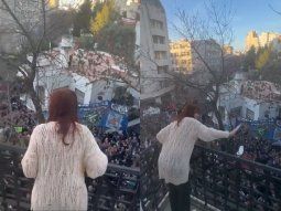 Cristina, desde el balcón de su casa en Constitución.