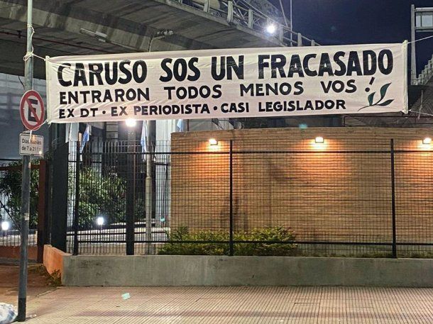 Tras las elecciones en CABA, aparecieron pasacalles contra Ricardo Caruso Lombardi: Casi legislador...
