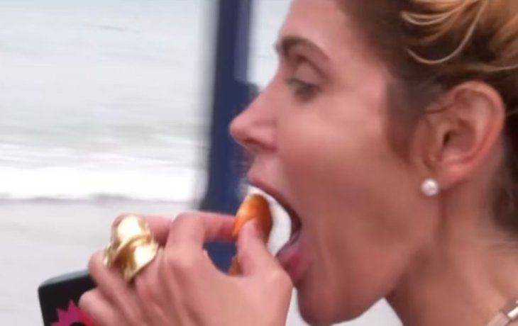 Video: una periodista de eltrece se atragantó con un camarón sin pelar