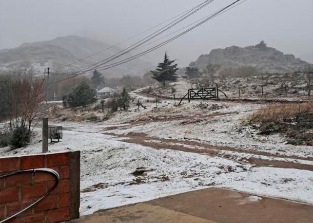 Nieve en La Carolina, San Luis. Foto cortesía Somos Noticias Villa Mercedes Nieve en La Carolina, San Luis. Foto cortesía Somos Noticias Villa Mercedes