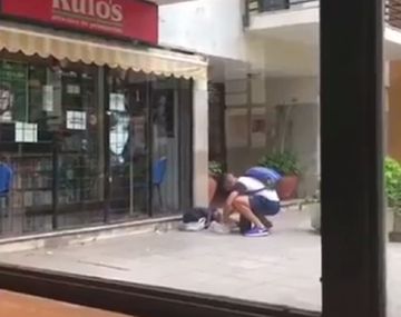 El gesto de un juvenil de Gimnasia de La Plata con un nene que dormía en la calle