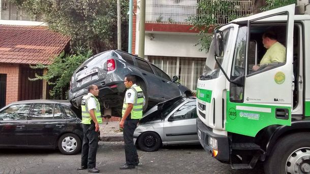 Un camión recolector de residuos chocó a cuatro autos en Saavedra