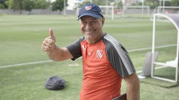 Holan, sonriente en el regreso a la actividad (foto: Prensa Independiente) Holan, sonriente en el regreso a la actividad (foto: Prensa Independiente)