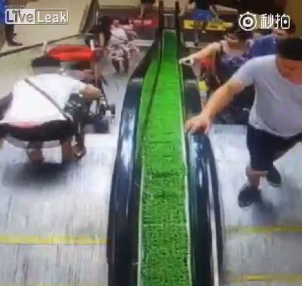 VIDEO: Una madre pierde de las manos el carrito del bebé en una escalera mecánica 