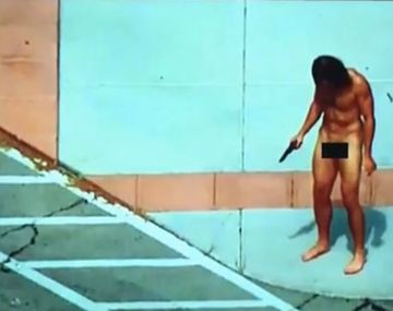 El hombre entró desnudo y armado al atrio de la iglesia