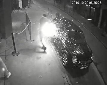 Le explotó el cigarrillo electrónico en el bolsillo