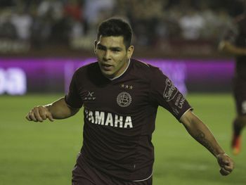 Silvio Romero con la camiseta de Lanús