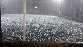 un fuerte temporal de viento, lluvia y granizo provoco destrozos en iguazu un fuerte temporal de viento, lluvia y granizo provoco destrozos en iguazu