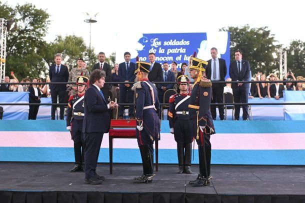 Con un llamativo cambio de slogan, Javier Milei encabezó el acto por San Lorenzo: El sable es un emblema
