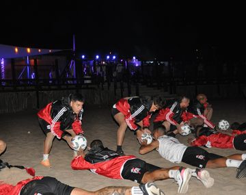 La pretemporada de Riestra al lado de un boliche en Pinamar