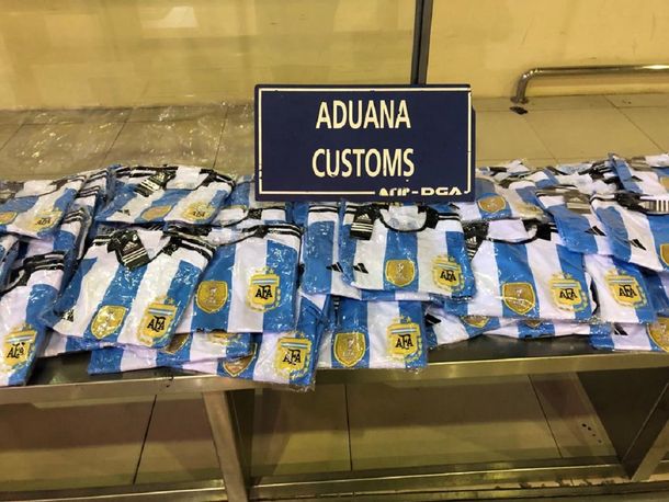 Aduana incautó más de 300 camisetas de fútbol: estaba la inconseguible de las tres estrellas