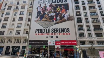 pique desafia a arbeloa en pleno madrid con una pancarta gigante y un mensaje picante pique desafia a arbeloa en pleno madrid con una pancarta gigante y un mensaje picante