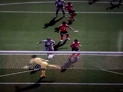 el higuita japones: arquero logra evitar un gol con una espectacular acrobacia el higuita japones: arquero logra evitar un gol con una espectacular acrobacia