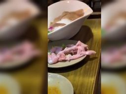 El extraño video del pollo zombie que escapó de un plato