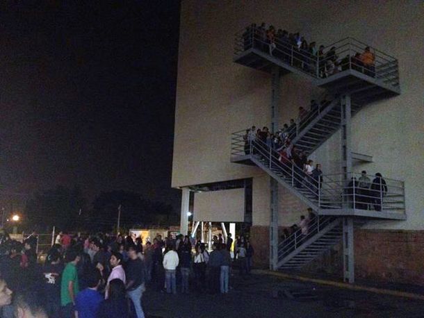 Sigue la maldición de Batman: evacuan un cine en México