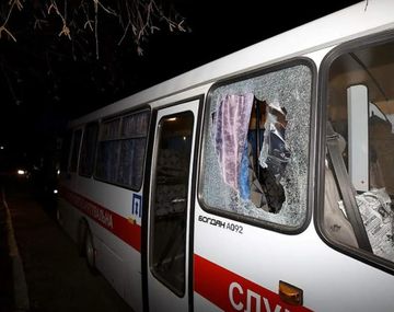 El micro que llevaba a los argentinos evacuados de China fue apedreado al llegar a Ucrania