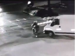 VIDEO: Motociclista cruzó con la barrera baja, lo arrolló el tren y se salvó de milagro
