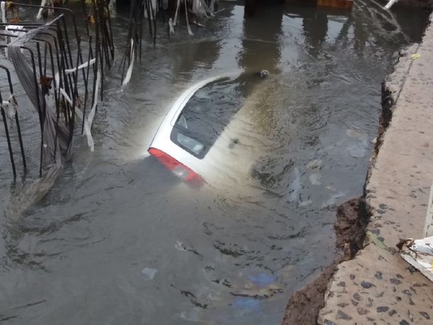 El auto estaba con techo hacia abajo cuando volcó en el pozo