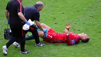 cristiano ronaldo recibio un golpe de payet y abandono la final de la eurocopa entre lagrimas cristiano ronaldo recibio un golpe de payet y abandono la final de la eurocopa entre lagrimas