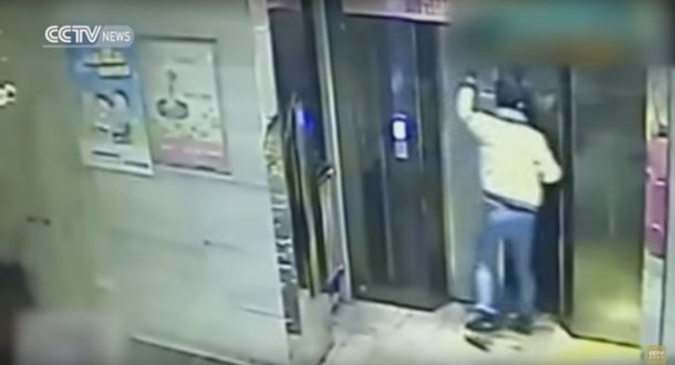 VIDEO: Estaba borracho, rompió la puerta del ascensor y cayó en el agujero