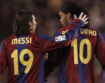 El saludo para Messi de Ronaldinho