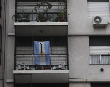 Una bandera argentina con crespón negro en el departamento de la familia Videla