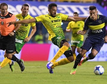 Jonás Gutiérrez intenta cortar a Ricardo Centurión