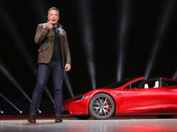 Elon Musk presenta un nuevo vehículo de Tesla. Elon Musk presenta un nuevo vehículo de Tesla.