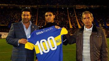 Mecheti junto al presidente xeneize, Daniel Angelici, y el socio 100.000 de Boca. Mecheti junto al presidente xeneize, Daniel Angelici, y el socio 100.000 de Boca.