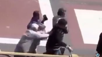 Extraña modalidad de robo grupal de un celular en la calle Extraña modalidad de robo grupal de un celular en la calle