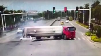 video: el escalofriante momento en que un camion cargado de cemento aplasta un auto video: el escalofriante momento en que un camion cargado de cemento aplasta un auto