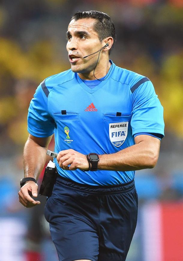 El árbitro que no vio el mordiscón de Luis Suárez anunció su retiro