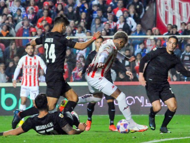 Unión venció 3-0 a Independiente que profundiza su crisis