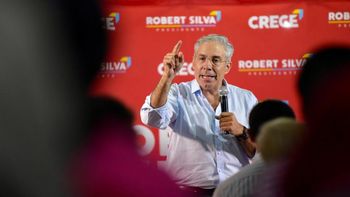 El precandidato presidencial por el Partido Colorado, Robert Silva, le pidió al Frente Amplio que se defina por los impuestos. El precandidato presidencial por el Partido Colorado, Robert Silva, le pidió al Frente Amplio que se defina por los impuestos.