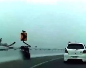 Perdió el control de la moto, cayó de una autopista y murió