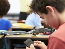 Se derogó una resolución que prohibía el uso de celulares en las aulas bonaerenses. Se derogó una resolución que prohibía el uso de celulares en las aulas bonaerenses.