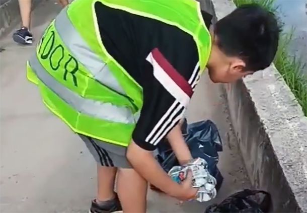 Juntaba tapitas y latas para comprar una PC: periodistas lo ayudaron y pudo cumplir su sueño