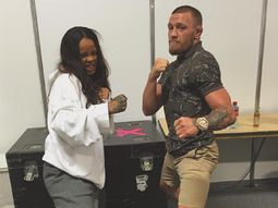 el lado mas rudo de rihanna: se deleito ante una figura de la ufc el lado mas rudo de rihanna: se deleito ante una figura de la ufc