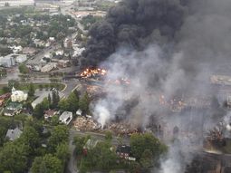 Un muerto y 60 desaparecidos al explotar tren con petróleo