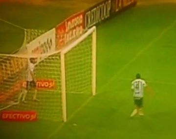 Mirá el increíble blooper que casi termina en gol en contra de Atlético Tucumán