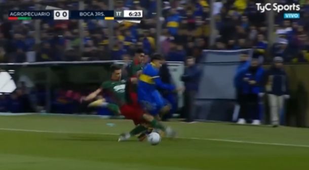 Boca: la durísima patada de un jugador de Agropecuario contra Changuito Zeballos