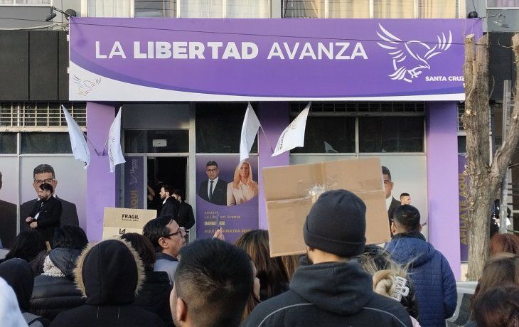 Tensión en Río Gallegos: recibieron a Martín Menem con huevazos