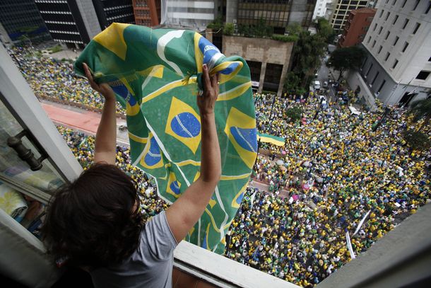 Miles de brasileños protestaron contra Rousseff en Río de Janeiro