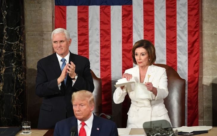 Donald Trump flanqueado por Mike Pence y Nancy Pelosi