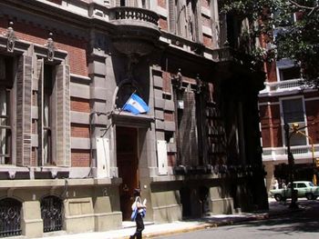 ¿Cuáles serán las funciones del filósofo Forster en Cultura?