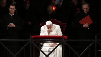 Francisco presidió el Vía Crucis en el Vaticano en Viernes Santo Francisco presidió el Vía Crucis en el Vaticano en Viernes Santo